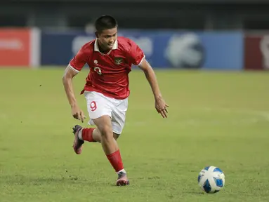 Pemain Timnas Indonesia U-19, Hokky Caraka mengejar bola saat melawan Brunei Darussalam U-19 dalam laga matchday kedua penyisihan Grup A Piala AFF U-19 2022 di Stadion Patriot Candrabhaga, Bekasi, Senin (4/7/2022). (Bola.com/M Iqbal Ichsan)