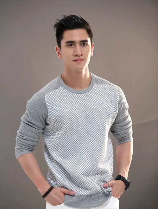 Impian itu baru terwujud tahun ini. Di sinetron yang akan ditayangkan pada 20 Februari mendatang itu, ia main bareng bintang muda yang tengah naik daun. Sebut saja Natasha Wilona, Rizky Nazar, Megan Domani, Cut Syifa dan lainnya. (Nurwahyunan/Bintang.com)