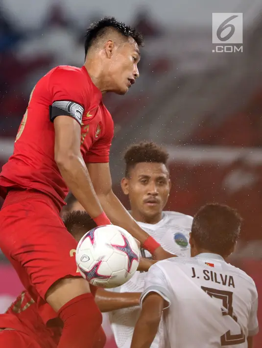 Kapten Timnas Indonesia, Hansamu Yama Pranata berebut bola atas dengan pemain Timor Leste pada penyisihan grup B Piala AFF 2018 di Stadion GBK, Jakarta, Selasa (13/11). Indonesia unggul 3-1. (Liputan6.com/Helmi Fithriansyah)