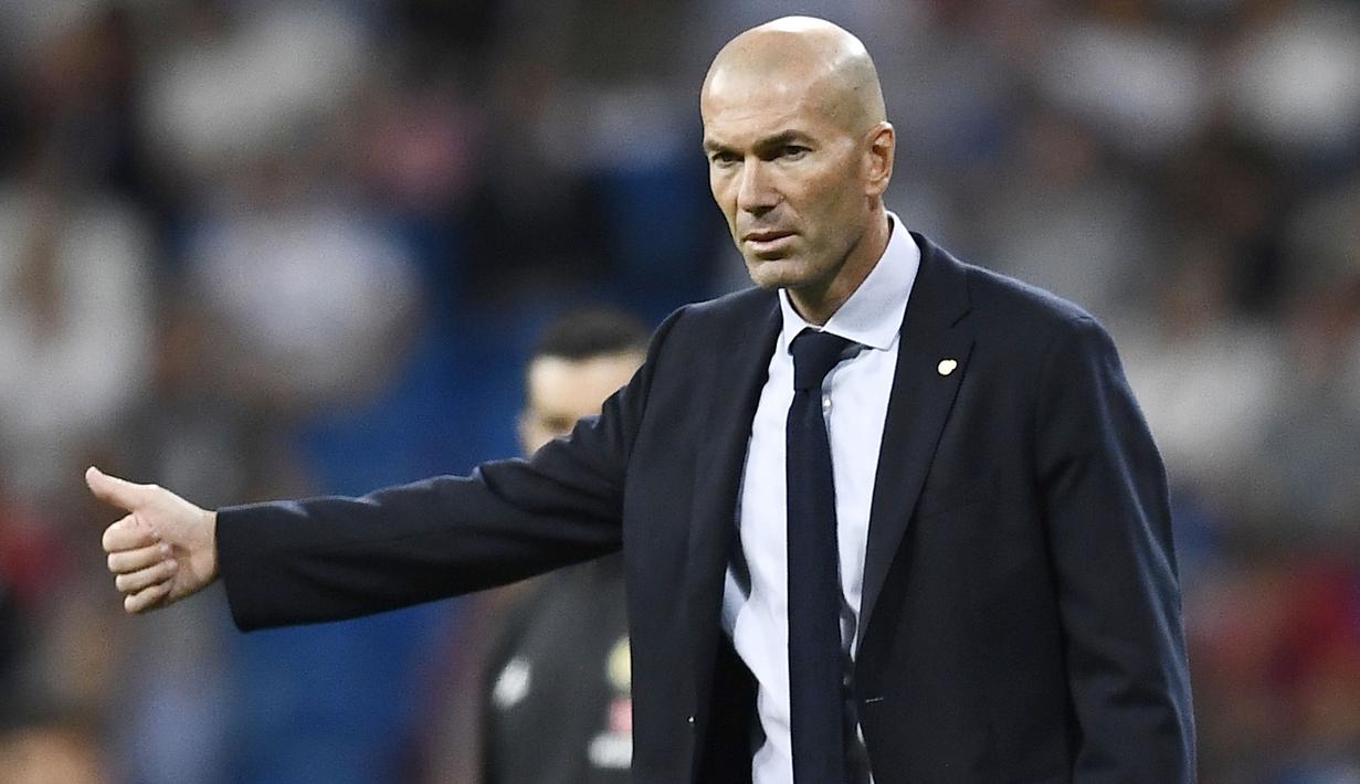 3. Zinedine Zidane - Selama berkarier sebagai pemain, Zidane telah meraih 15 trofi juara, termasuk gelar Piala Dunia 1998 dan Piala Eropa 2000 bersama timnas Prancis.  Zidane resmi ditunjuk menjadi pelatih Real Madrid pada 4 Januari 2016 menggantikan Rafael Benitez. (AFP/Oscar Del Pozo)