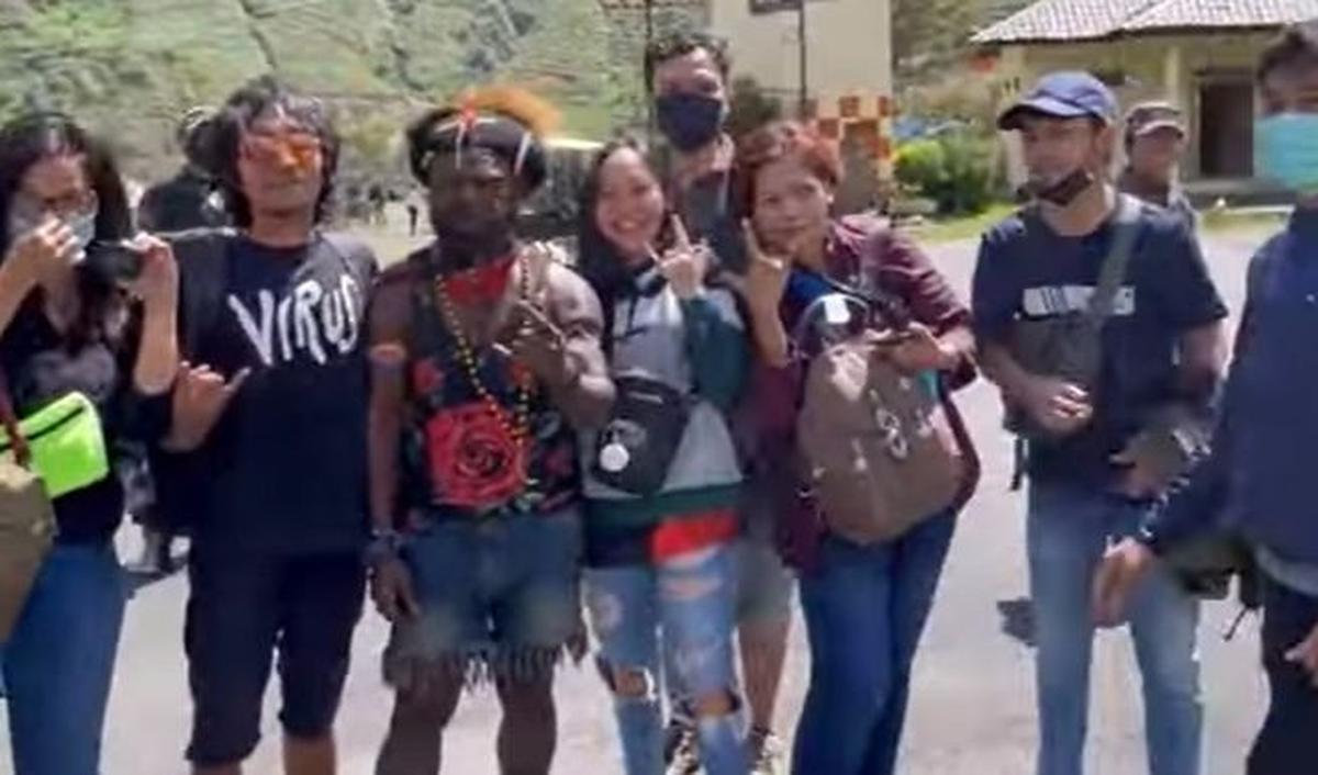 "Cie kenapa kakak Moro, yang benar posenya (foto) ," kata Revi.