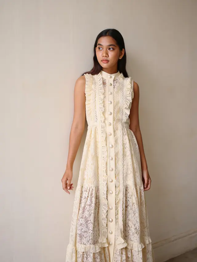 Dress Brokat dengan Aksen Ruffle