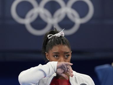 Pesenam Amerika Serikat, Simone Biles merupakan peraih gelar juara dunia lima kali berturut-turut dari tahun 2011 hingga 2019 serta peraih medali emas Olimpiade London dan Rio. Ia memilih mengundurkan diri pada Olimpiade Tokyo 2020 dengan alasan untuk kesehatan mentalnya. (Foto: AP/Ashley Landis)