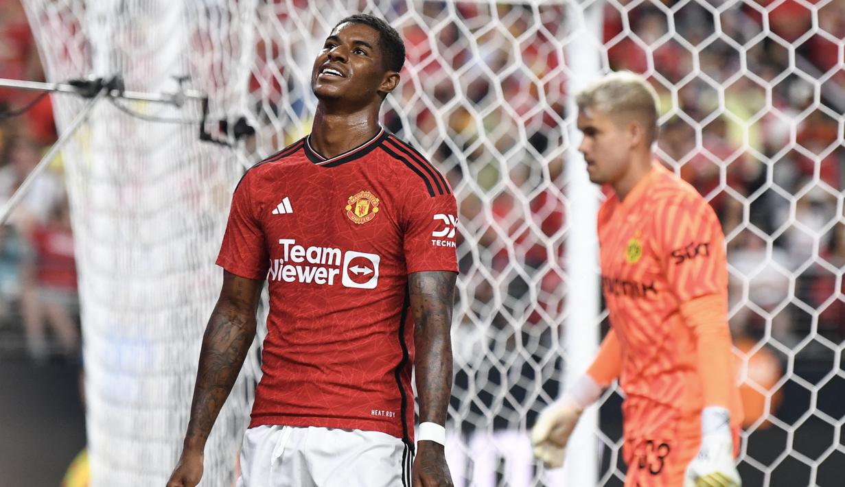 Pemain Manchester United, Marcus Rashford, tampak kecewa setelah ditaklukkan Borussia Dortmund dalam laga uji coba pramusim yang digelar di Allegiant Stadium, Las Vegas, Senin (31/7/2023). MU takluk 2-3 dari Dortmund. (Photo by Candice Ward / GETTY IMAGES NORTH AMERICA / Getty Images via AFP)