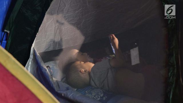 Di Dalam Tenda, Anak-Anak Pencari Suaka Beristirahat