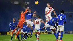 Bek Southampton, Lewis Dunk, berusaha menyundul bola ke gawang Brighton pada laga lanjutan Liga Inggris di Falmer Stadium, Selasa (8/12/2020) dini hari WIB. Southampton menang 2-1 atas Brighton. (AFP/Mike Hewitt/pool)