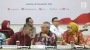 Ketua KPU RI, Arief Budiman (ketiga kiri) memimpin pengundian dan penetapan penyiaran debat pasangan Calon Presiden dan Wakil Presiden Pemilu 2019 di Jakarta, Rabu (26/12). Lima sesi debat akan dilaksanakan di Jakarta. (Liputan6.com/Helmi Fithriansyah)