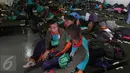 Peserta santri Bela Negara beristirahat di dalam Kapal Banda Aceh 593 di Pelabuhan Kolin Lamil Tanjung Priok, Jakarta, Sabtu (21/11/2015). Kegiatan ini bertujuan memberikan penanaman rasa cinta tanah air untuk para santri. (Liputan6.com/Faizal Fanani)