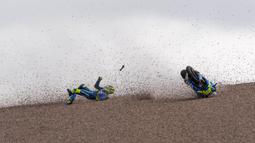 Pebalap Suzuki Ecstar, Andrea Iannone, terjatuh saat menjalani latihan bebas MotoGP Jerman di Sirkuit Sachsenring, Hohenstein-Ernstthal, Jumat (30/6/2017). (AFP/Robert Michael)