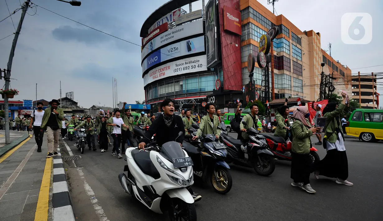 Barisan mahasiswa Universitas Djuanda mendorong motor melewati Mall BTM, Kota Bogor menuju pintu 3 Istana Bogor. Puluhan Mahasiswa Universitas Djuanda melakukan aksi tolak kenaikan harga bahan bakar minyak (BBM) dengan mendorong motornya sekitar 3 km dari Tugu Kujang hingga pintu 3 Istana Bogor, Kota Bogor, Jawa Barat, Rabu (7/9/20222). (Merdeka.com/Arie Basuki)