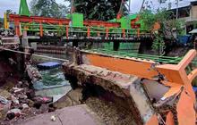 Pos Pantau Pintu Air Palmerah Ambruk Jatuh ke Sungai, Ini Dugaan Penyebabnya