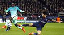Aksi Edinson Cavani (kanan) saat melawan Barcelona pada laga 16 besar Liga Champions di Parc des Princes stadium, Paris, (14/2/2017). Cavani mencetak satu gol untuk kemenangan PSG. (EPA/Etienne Laurent)