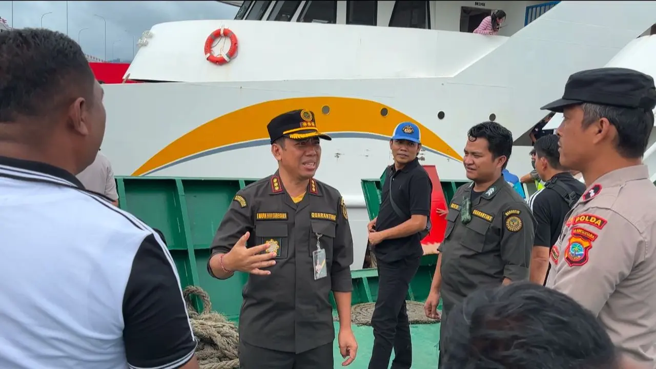 Petugas Karantina Sulut di Pelabuhan Manado.