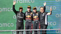 Pembalap Red Bull Racing, Max Verstappen, berhasil mengungguli Lewis Hamilton untuk meraih podium juara di F1 GP Amerika Serikat 2021, Senin (25/10/2021). (AFP/Robyn Beck)