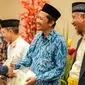 Wakil Menteri Agraria dan Tata Ruang/Badan Pertanahan Nasional (ATR/BPN), Raja Juli Antoni, menyerahkan 17 Sertifikat wakaf di Cirebon, Jawa Barat. (Foto: Istimewa).