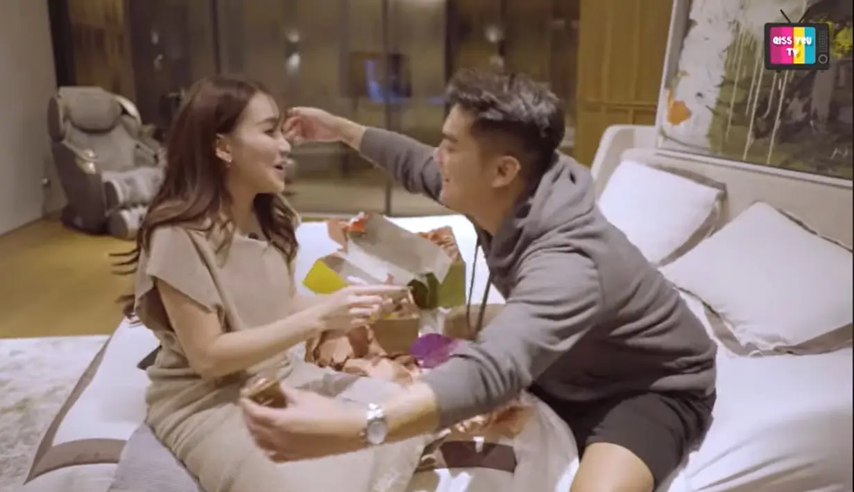 "Dan kadonya adalah lemper!" kata Boy William sambil tertawa. "Bo***, kalau lemper itu nasi ketan dalemnya ayam. Ini namanya wajik Betawi," jawab Ayu Ting Ting. Boy William berterima kasih dan memeluk Ayu Ting Ting. [Youtube/Qiss You TV]