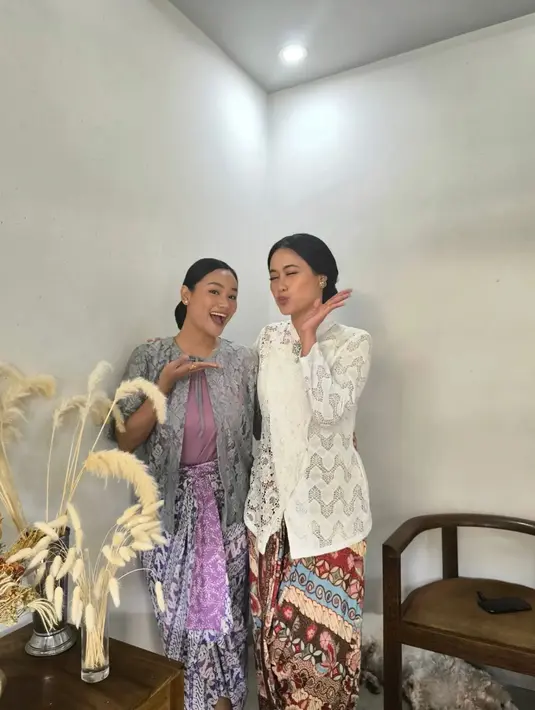 Putri Ayudya mengenakan kebaya janggan berwarna putih yang semi transparan dengan brokatnya. [Foto: Instagram/_putriayudya]