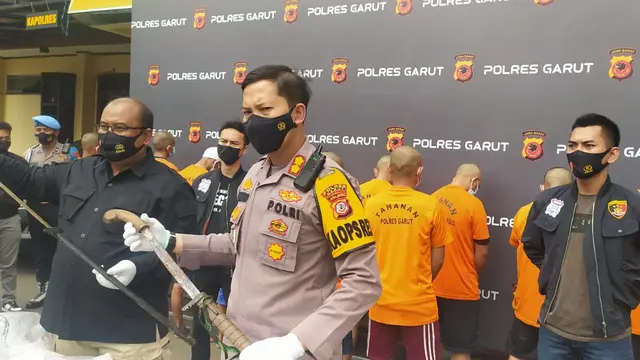 Kapolres Garut AKBP Wirdhanto Hadicaksono menyatakan, atas perbuatannya belasan tersangka dijerat pasal cukup beragam, sesuai dengan perannya masing-masing.