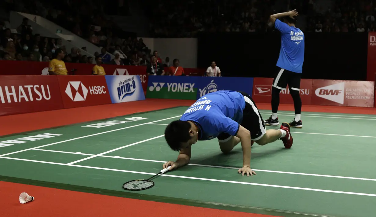 Ganda putra Indonesia, Mohammad Ahsan/Hendra Setiawan, saat menghadapi ganda Chinese Taipei, Lee Yang/Wang Chi Lin, pada laga Indonesia Masters 2020 di Istora Senayan, Jakarta, Jumat (17/1). Ahsan/Hendra menang 9-21, 21-15, dan 21-19. (Bola.com/Yoppy Renato)