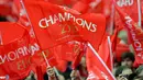 Fans Manchester United mengibarkan bendera bertuliskan Champions 2013. (AFP/Andrew Yates)