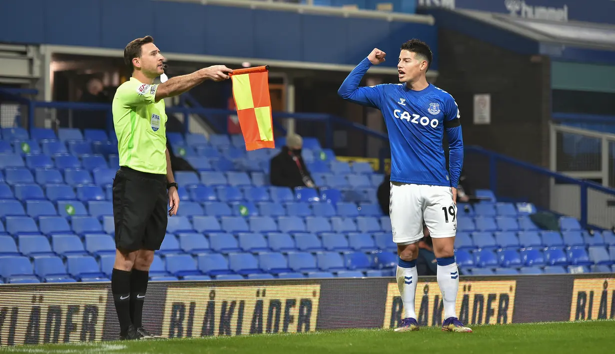 Gelandang Everton, James Rodriguez (kanan), memprotes keputusan hakim garis dalam laga lanjutan Liga Inggris 2020/21 melawan Everton di Goodison Park Stadium, Sabtu (28/11/2020) waktu setempat. Everton kalah 0-1 dari Leeds United. (AFP/Peter Powell/Pool)