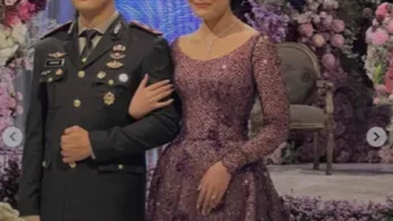 Di hari spesialnya itu, Debby sangat cantik memukau. Dia nampak serasi berdampingan dengan sang perwira polri.<br>