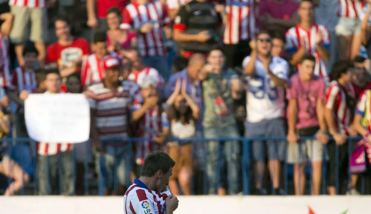 Mario Mandzukic menyapa suporter saat diperkenalkan dihadapan publik Atletico Madrid di Stadion Vicente Calderon, Madrid, (24/7/2014). (REUTERS/Juan Medina)
