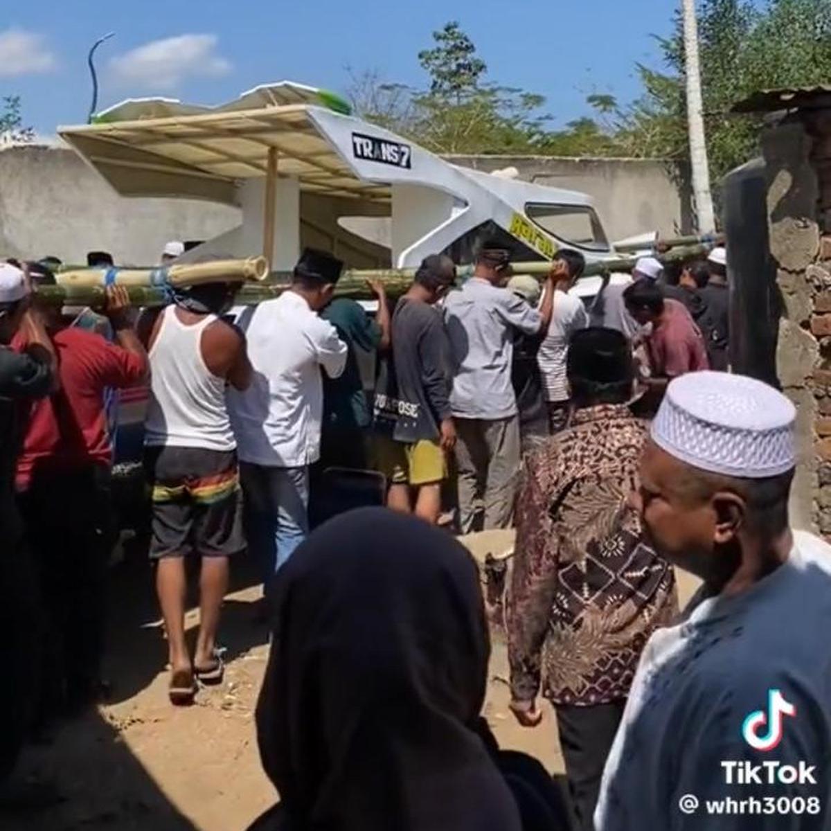 Sempat Viral karena Terombang Ambing di Lautan bersama Anaknya, Intip Proses Penurunan Perahu Baru Pak Aco