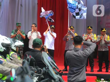Kapolri Jenderal Listyo Sigit Prabowo bersama Menteri Perhubungan (Menhub) Budi Karya Sumadi melepas keberangkatan bus yang mengangkut peserta Mudik Gratis Polri Presisi Tahun 2023 di Lapangan Silang Monas, Jakarta Pusat, Selasa (18/4/2023). (merdeka.com/Imam Buhori)