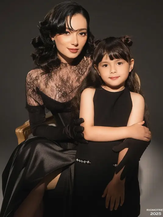 Foto bareng putri kesayangannya, Chloe, Asmirandah tampil glamor dengan pesona ala aktris Hollywood [@riomotret]