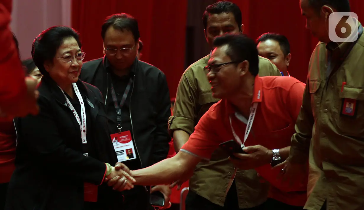 Ketua Umum PDI Perjuangan Megawati Soekarnoputri (kiri) saat menghadiri penutupan Rakernas I PDIP di JIEXPO Kemayoran, Jakarta, Minggu (12/1/2020). Rakernas menghasilkan rekomendasi pembumian ideologi Pancasila, menjaga NKRI dan kebinekaan, kedaulatan wilayah serta ekonomi. (Liputan6.com/JohanTallo)