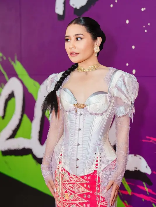 Kebaya klasik kontemporer Prilly dengan bustier ala kerajaan yang populer di tahun 20an [@prillylatuconsina96]