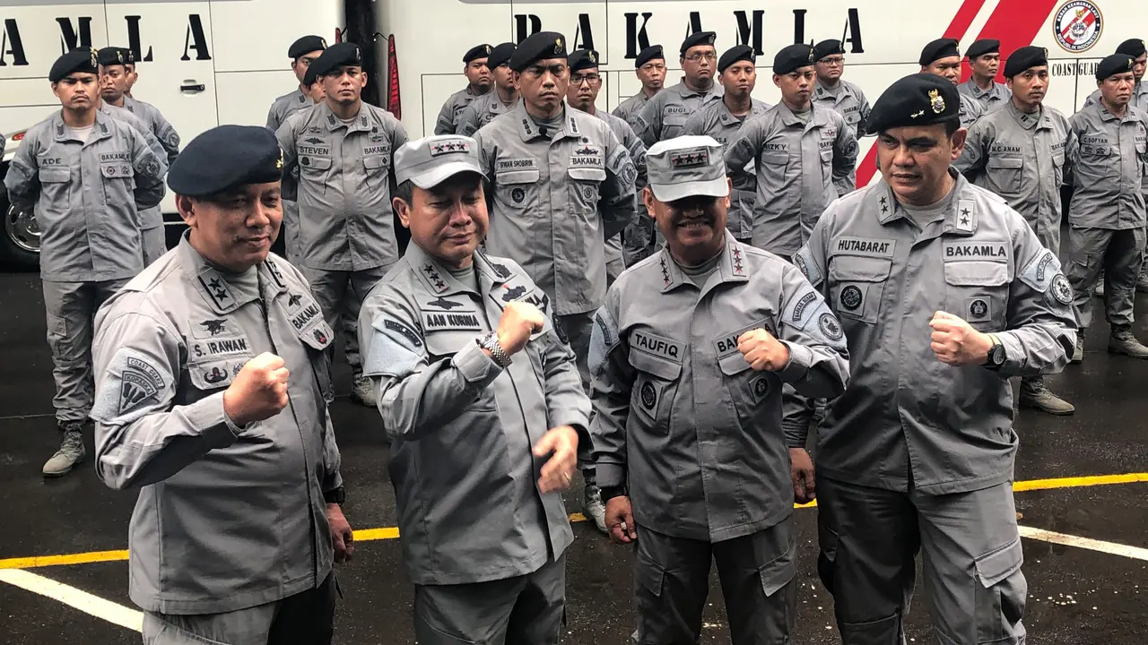 Kepala Bakamla Laksmada Madya TNI Aan Kurnia usai serah terima jabatan dengan Laksamana Madya TNI (Pur) Achmad Taufiqoerrochman.