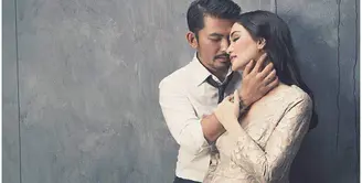 Pemeran Rio Dewanto mengaku sedang deg-degan. Suami Atiqah Hasiholan itu cemas lantaran pada minggu-minggu ini, menurut perkiraan dokter sang istri melahirkan. (Instagram/atiqahhasiholan)