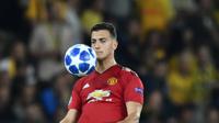 Diogo Dalot mengontrol bola saat bertanding melawan Young Boys di grup H Liga Champions di The Stade de Suisse (19/9). Bek 19 tahun ini dibeli MU dari Porto pada Juli lalu dan banyak melewatkan pertandingan di awal musim. (AFP Photo/Fabrice Coffrini)