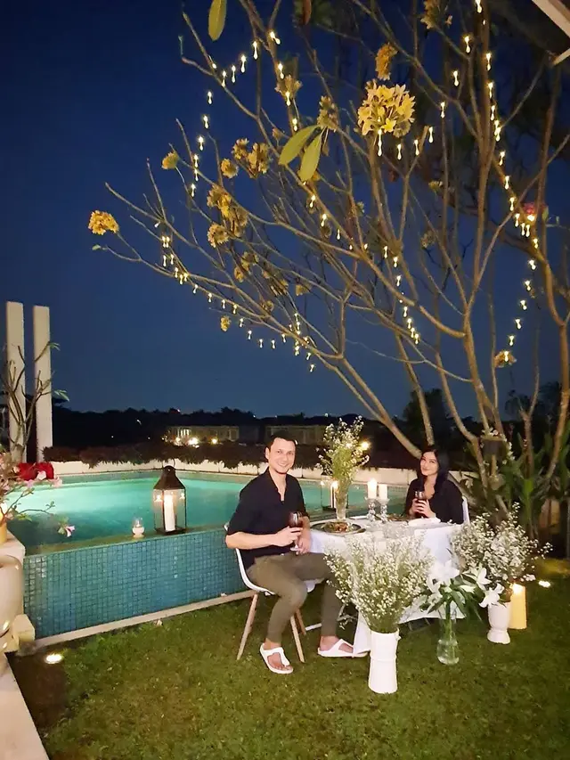 Dekor Sendiri Ini 6 Potret Titi Kamal dan Christian Sugiono Makan Malam Romantis