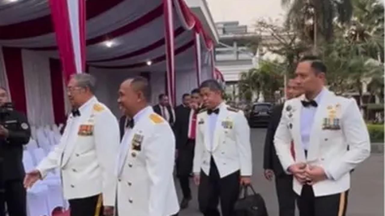 AHY Hadiri Parade Senja