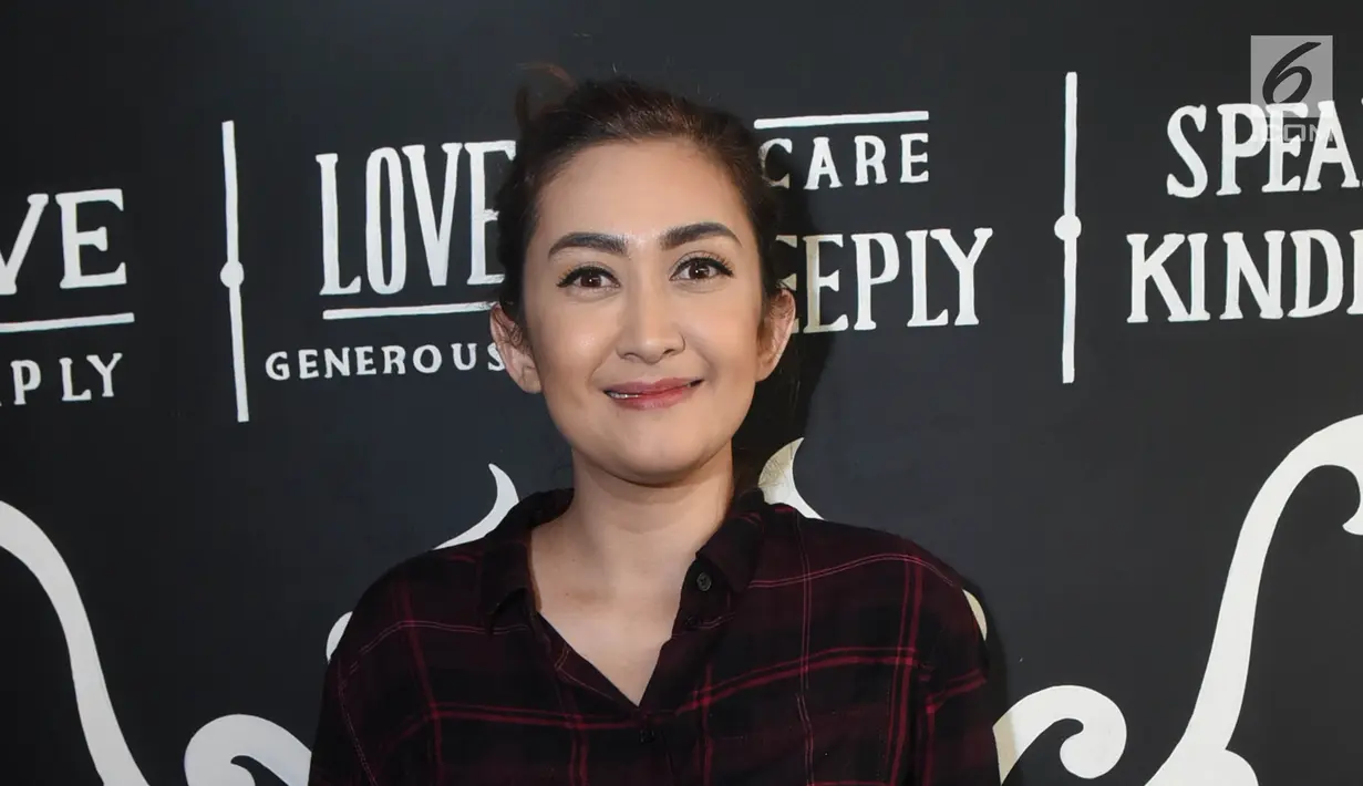 Aktris Nafa Urbach usai menggelar jumpa pers terkait pelecehan seksual dari kelompok yang diduga pedofil di kawasan Fatmawati, Jakarta (14/8). (Liputan6.com/Herman Zakharia)