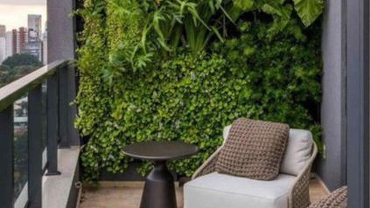 Desain Balkon Terbuka dengan Tanaman Merambat di Dinding