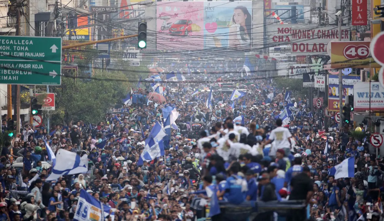 Lautan manusia memadati jalanan kota Bandung saat berlangsungnya Pawai Persib Juara Piala Presiden, Minggu (25/10/2015). (Bola.com/Nicklas Hanoatubun)