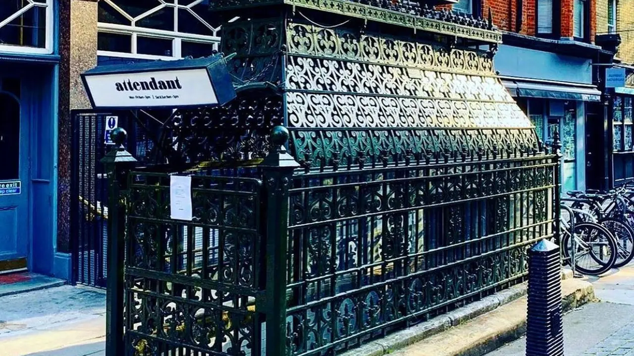 Kafe Attendannt yang terletak di bawah tanah dengan gaya toilet ala victoria.