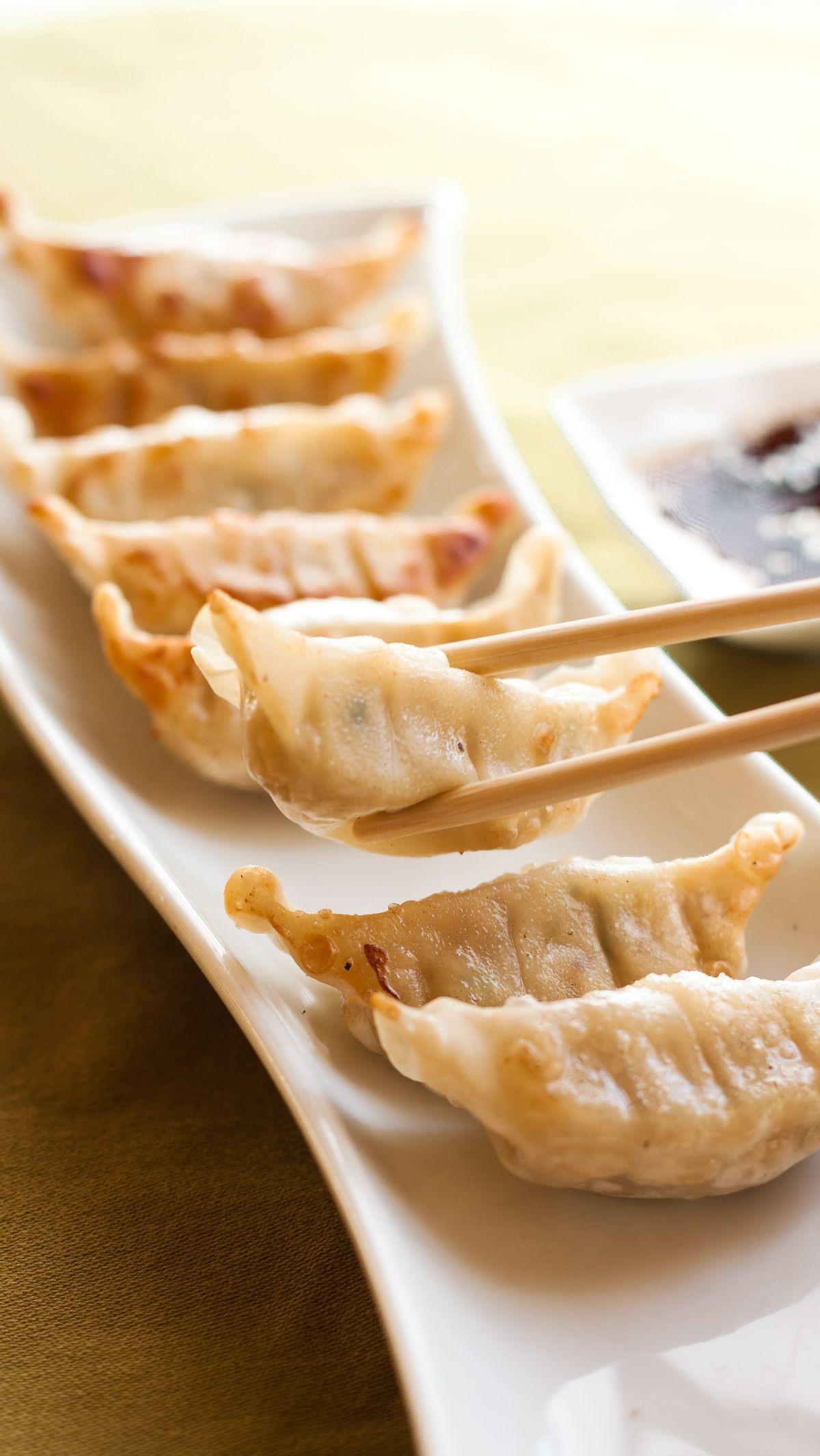 Itulah lime resep gyoza Jepang ala rumahan yang bisa langsung dipraktekkan di rumah. Tak hanya cocok dijadikan camilan di rumah, tapi juga bisa dijual lho, dijamin laris manis deh. Selamat mencoba.