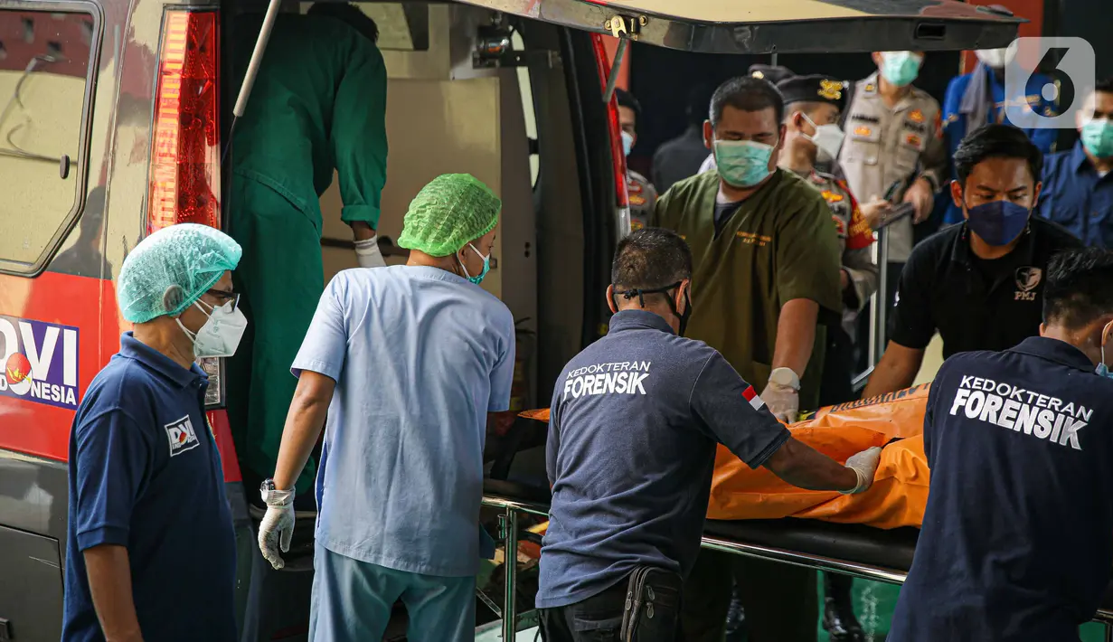 Petugas menurunkan kantong jenazah korban kebakaran Lapas Kelas I Tangerang dari ambulans di RS Polri Kramat Jati, Jakarta, Rabu (8/9/2021). Sebanyak 41 warga binaan tewas akibat kebakaran yang terjadi di Blok C 2 Lapas Kelas I Tangerang. (Liputan6.com/Faizal Fanani)