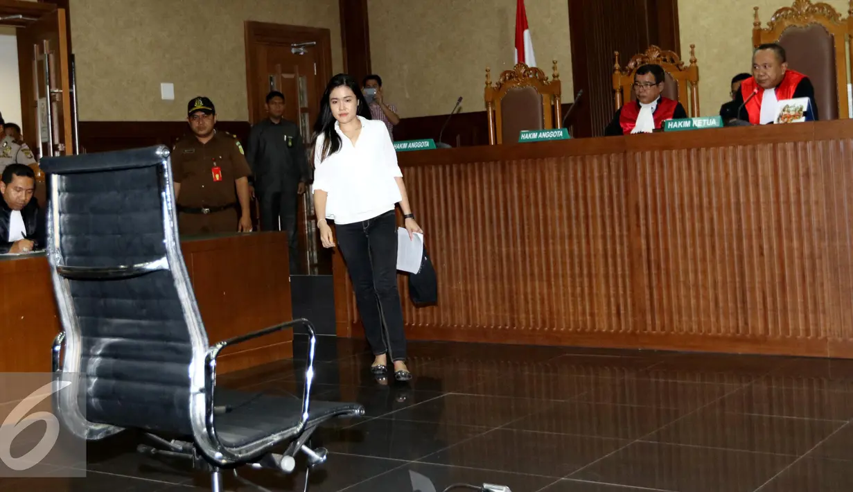 Jessica Kumala Wongso jelang mengikuti sidang ke-31 kasus pembunuhan Wayan Mirna Salihin di PN Jakpus, Kamis (20/10). Kubu Jessica telah menyiapkan dua duplik untuk membela diri dari dakwaan jaksa. (Liputan6.com/Helmi Afandi)