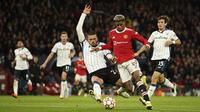 Pemain Atalanta Merih Demiral mencoba mengadang penyerang Manchester United Marcus Rashford pada matchday ketiga Grup F Liga Champions di Old Trafford, Manchester, Inggris, Kamis, 21 Oktober 2021. (AP Photo/Dave Thompson)