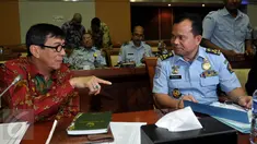 MenkumHAM Yasonna Laoly dan Dirjen Imigrasi Ronny Sompie raker dengan Komisi I DPR di  Jakarta, Selasa (13/10). Rapat itu membahas RUU pengesahan perjanjian bantuan timbal balik dalam masalah pidana Indonesia dan Vietnam. (Liputan6.com/Johan Tallo)
