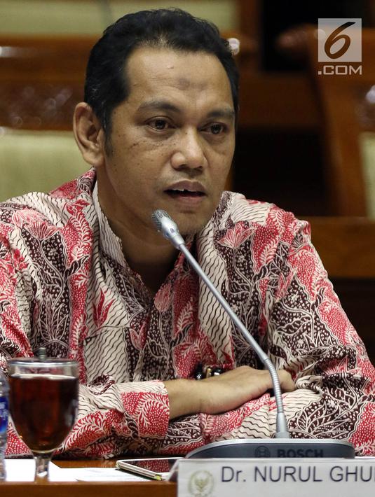 Capim KPK Nurul Ghufron menyampaikan pendapatnya saat mengikuti uji kelayakan dan kepatutan (fit and proper test) dengan Komisi III DPR di Kompleks Parlemen, Jakarta, Rabu (11/9/2019). Ghufron menambahkan, kewenangan SP3 bagi KPK tetap harus dengan syarat-syarat tertentu. (Liputan6.com/JohanTallo)