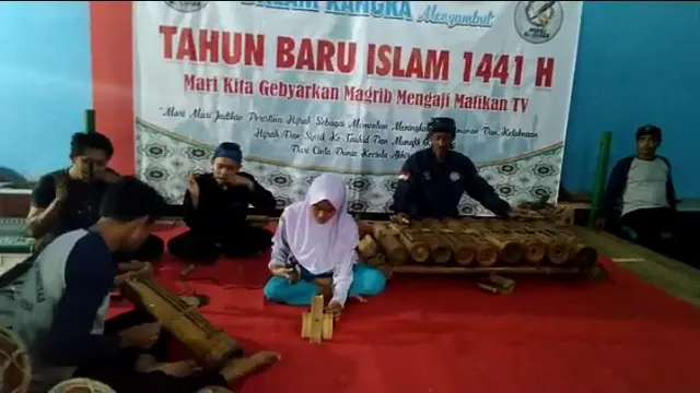 Selain pementasan dalam sebuah kegiatan, pola pendidikan kesenian sunda perlu dilestarikan sejak dini kepada generasi muda