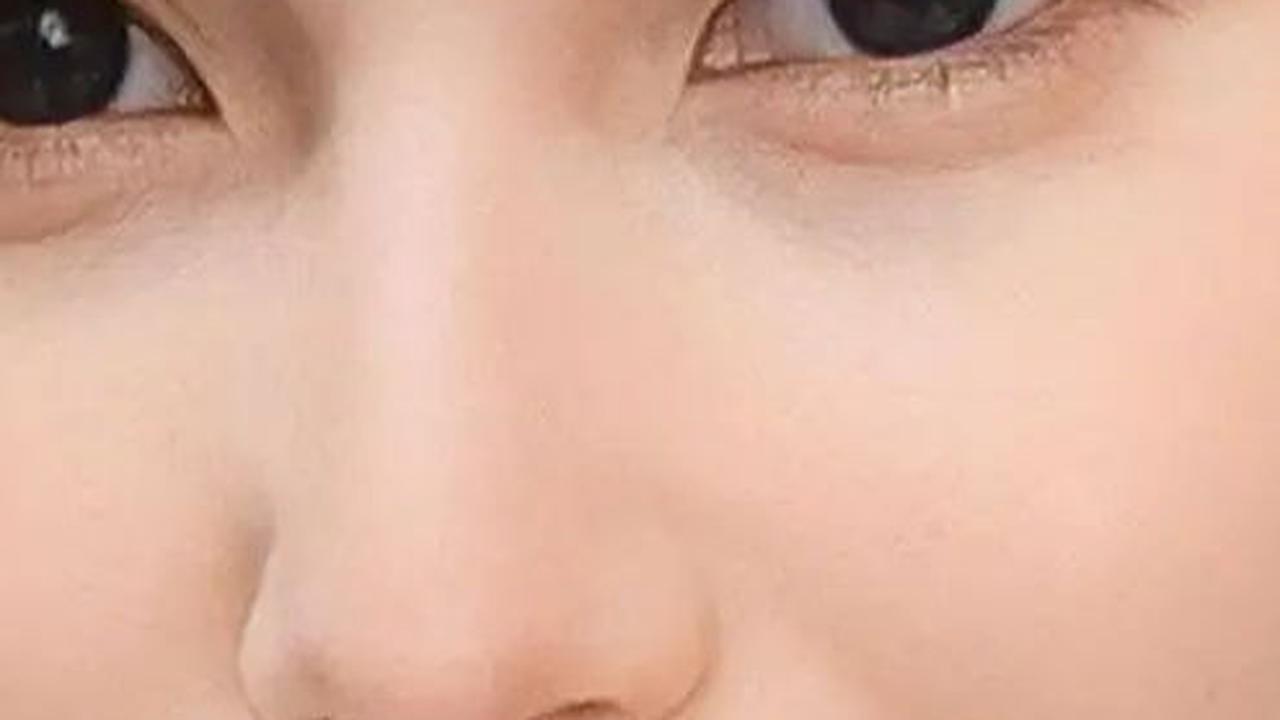 Wajah ibu satu anak yang memesona dengan kulit mulusnya terlihat begitu dekat dalam foto close up yang dipajangnya.