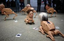 FOTO: Robot Anjing Berwajah Tokoh Dunia Hadirkan Kritik AI di Galeri Berlin